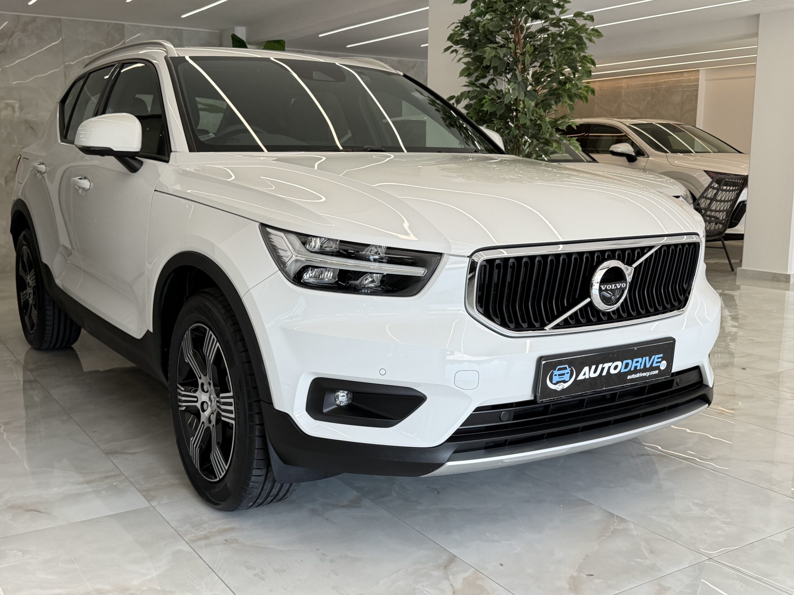 VOLVO XC40 photo 2